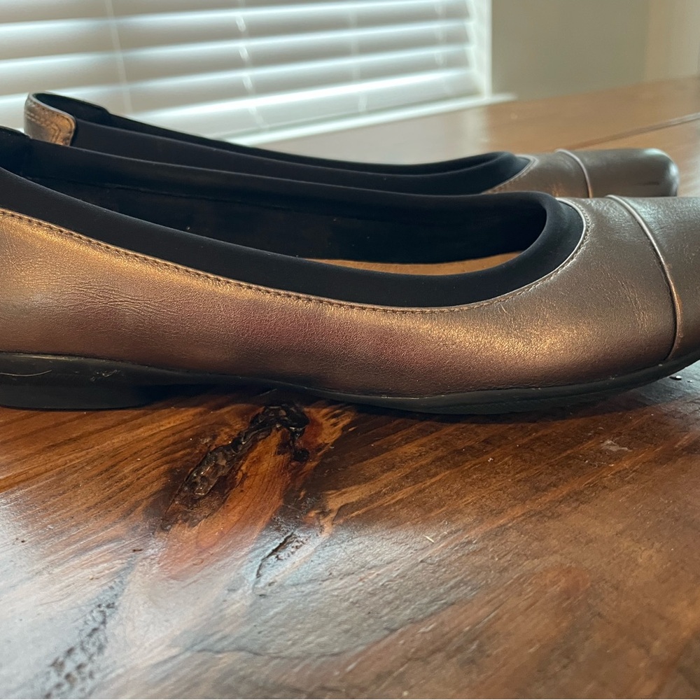 Clarks Bronze Flats Sleek Design Cushioned Comfort - Picture 2 of 4